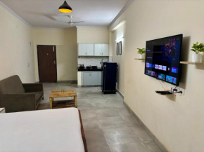 GoBravo - Studio Apt- Smart TV ,WIFI & Kitchenette Near Delhi Airport